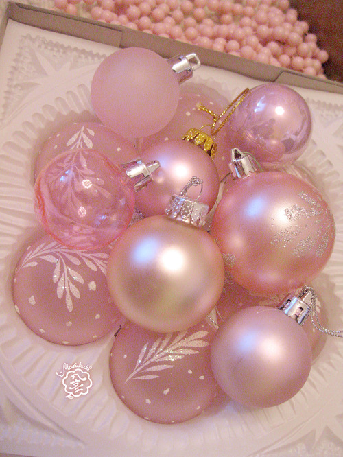 marukuki:  Selection of lovely pinks ( ^ω^  ) My favourites are in the bottom there: German vintage foggy glass baubles with glittery leaves and dots motif. 