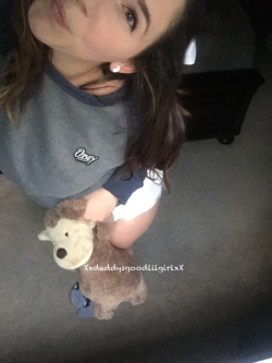 xxdaddysgoodlilgirlxx:  Favorite puppy socks ✔️ Pickles the monkey ✔️ Snuggly sweatshirt ✔️  Paci ✔️ Blankie✔️  Daddy….. 😔