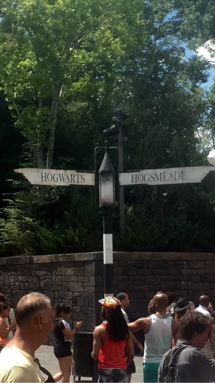 erikalynn424:  My happy place , my home ! Hogwarts ! 😍♥️🏰⚡️🚂🍺