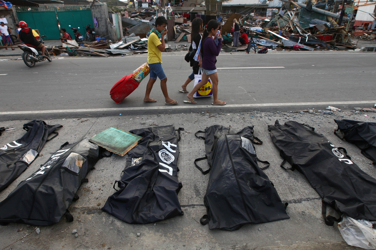 Filipinas, tras el tifón, se enfrenta al hambre, las enfermedades y la destrucción. (AP, REUTERS)