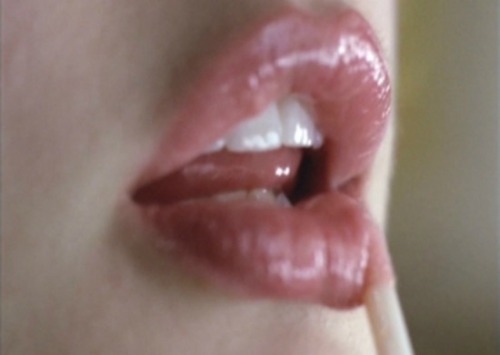 eroswoman: Mi baciò. La sua lingua mi assaporò leccandomi lentamente, facendomi deside