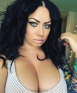 elkestallion:  Ojos de gato 🐱 #elkethestallion #ink #germangirl #greenEyes #bombshell #elke #iloveElke