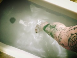 waytoomuchinformation:  Playing in the tub with my first ever bath bomb. :D 
