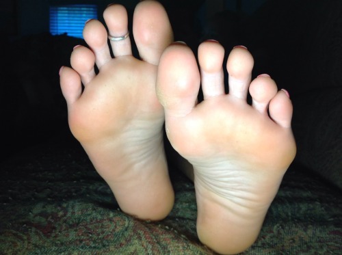 juniors4209:  Playing around with these sexy feet is so much fun!!!