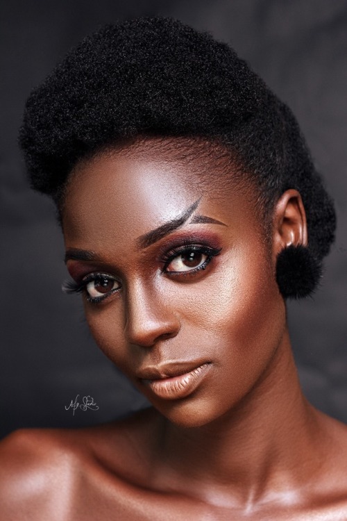 Ever heard of the golden chocolate? Well, here you have it! Phg: Ayo Faboya Ig: @afp.studio