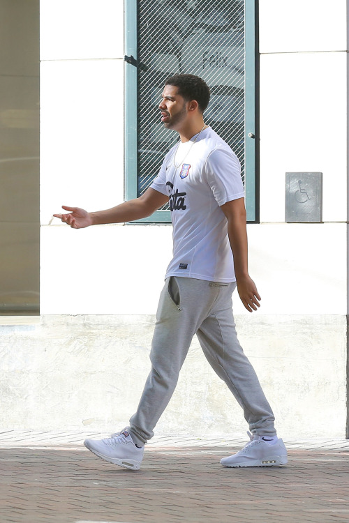 celebritiesofcolor:Drake leaving Nike Town