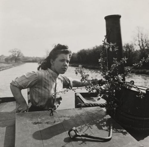 &lsquo;Women run canal boats&rsquo;, taken in April 1945 by F Greaves for the Daily Herald.