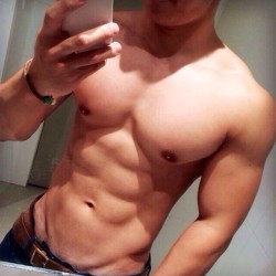 asianmilkman:  Beautiful #AsianHunk i found