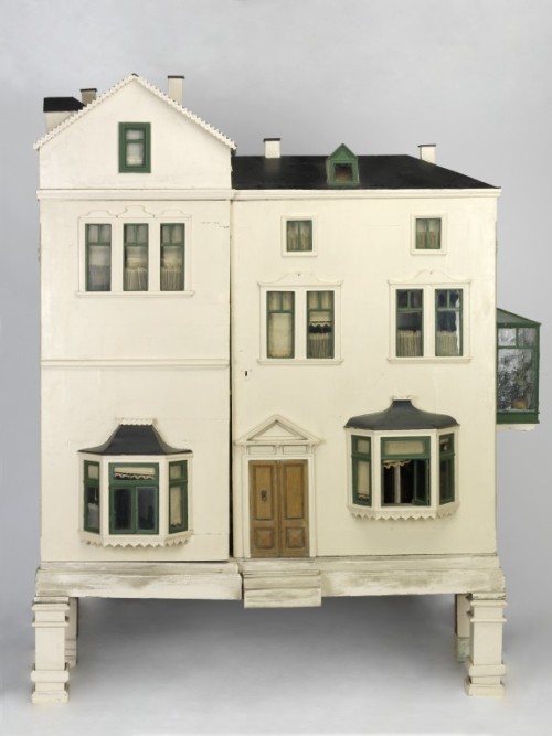 cair–paravel:Devonshire Villas dolls’ house. Made in 1900, it is a replica of a real hou