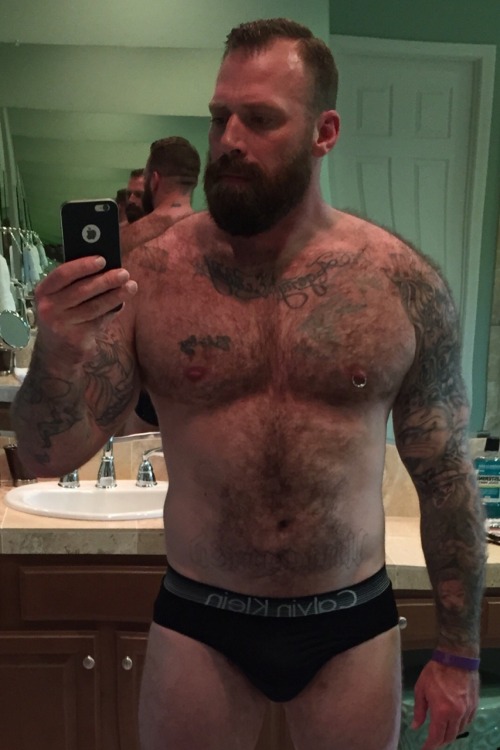 koxzucker:  Fucking hairy stud.   Come here Daddy