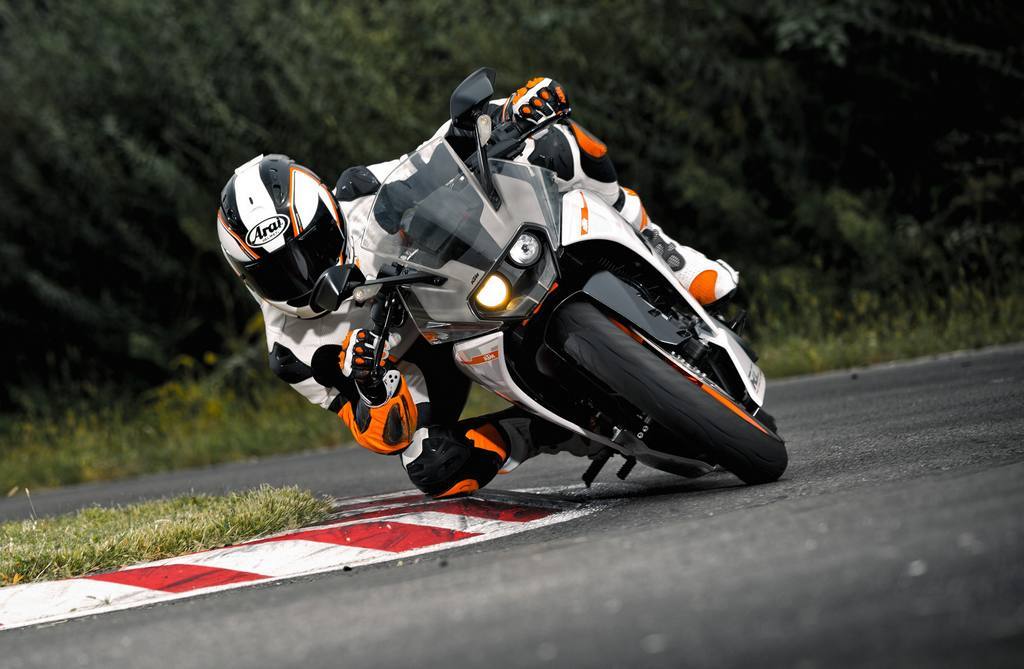 bikesbrewsandbabes:  soulsteer:  2014 KTM RC390  a sportier version of the 390 duke?