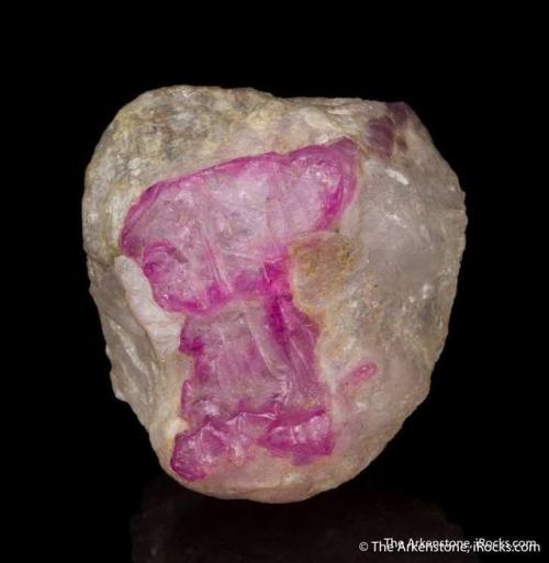 Gemmy gummy bearLooking rather edible on its bed of Scapolite (see https://bit.ly/2wAGxzx) is a love