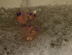 myfeet4you:  Rub a dub dub my toes in the