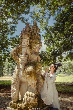 ziseviolet:  Hanfu (Han Chinese clothing) photo shoot at the Black Temple in Chiang Rai, Thailand, by 当小时. The model is wearing Tang Dynasty-style chest-high ruqun and daxiushan (large-sleeve outer robe). 