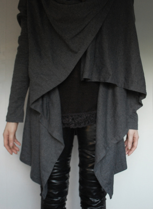 I’m really loving this wrap cardigan that I found on etsy recently.