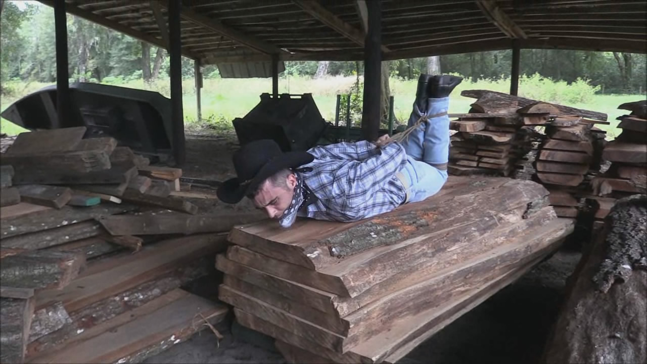 hombresconbotasamarrados:  Buena Madera para “tallar” 😈 