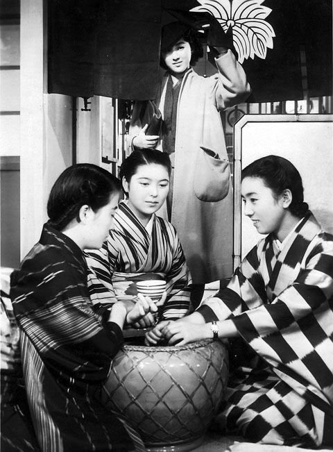 Still from the Shochiku movie “The Seaside of Tokyo” (director Shinobu Shibuya) published in 1941 (Showa 16)1941(昭和16)年公開の松竹映画「東京の風俗」(渋谷実監督)のスチル写真です。(source)