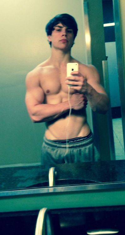 bromofratguy:  Those lips look good for sucking. adult photos