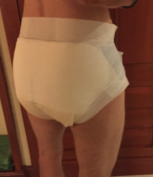 bedwetternl:  Went to Asia, Thailand to be specific, and bought a pack of Certainty Adult Diapers because i ran out of my own diapers. Very rare in Europe and the U.S.   Below my findings:   They are cheap!   They look good!   All plastic backed and tape