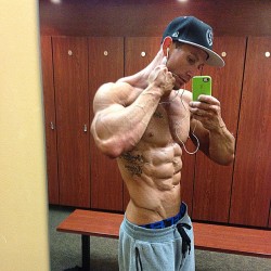 thick-sexy-muscle:  Shirtless Gym Muscle