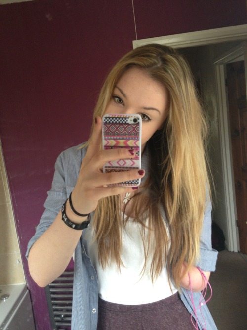idontthinkyouunderstand: My hair is getting so looooong :’)