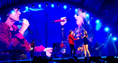 taylorsswift:Taylor Swift preforms with The Rolling Stones 