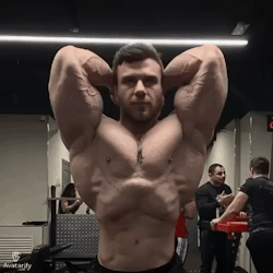 hairydadsandmuscle:A little magic here to add the head bob but no, he’s not morphed.