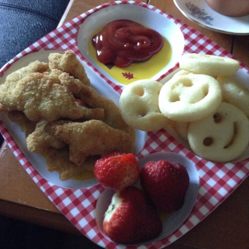 primal-littleprincess:  panseakitten:  Dino nuggets and smile fries and berries and apple juice and lilo & stitch!! All the ingredients for happy little kitten.  I’m actually crying looking at this meal. I haven’t been in little space fully in