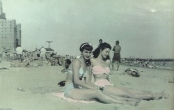 girl-o-matic:  Bettie and her sister Goldie