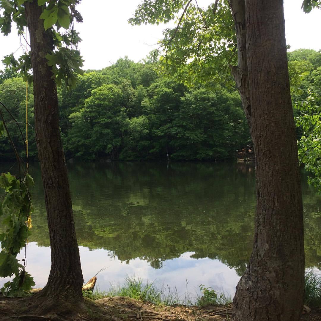 Made it 👍🏿😅🔥#hotasthedevilsdick #whohikesinthis #lakes #natureshots 