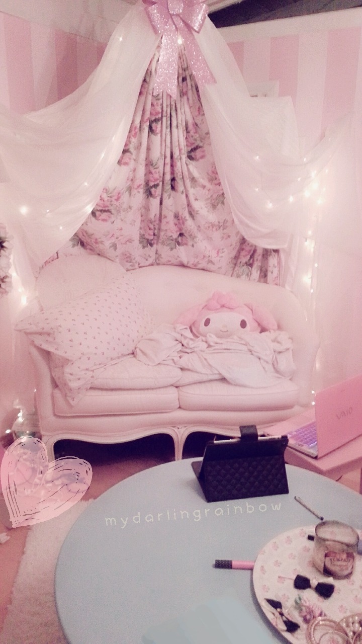 mydarlingrainbow:  Finally editing a blog entry… phew! I’m all set up on my couch