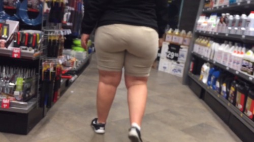 bbworship: Captured this Pawg in a truck stop