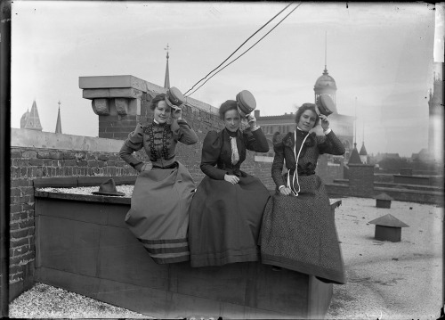 facesofthevictorianera: Department Store Lunch Break c. 1898-1900Source: Mashable.com