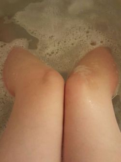 naughtylittlemiss:  Hot soak in my bath 😻💦