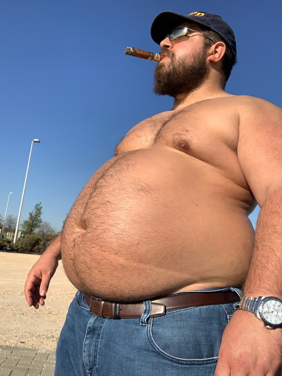 jotapei79:  Big bellied cigar bear. Watch the vids 👇https://onlyfans.com/chubbybear79