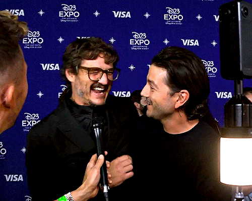 PEDRO PASCAL Crashing DIEGO LUNA’s Interview And Promoting ‘The Mandalorian’ D23 EXPO 2022 @ The
