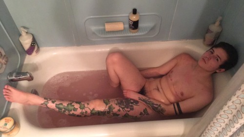 zektheterrible: goat-gardener: hedgehog-horticulturist: ✨I love baths✨ I loved the rose colored wate