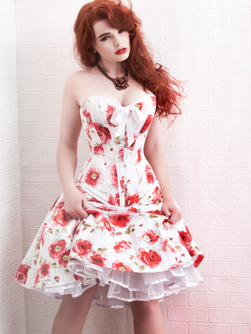 miss-deadly-red: Summer time tight lacing &lt;3Photography/Retouch: Julian Kilsby Model/MUA