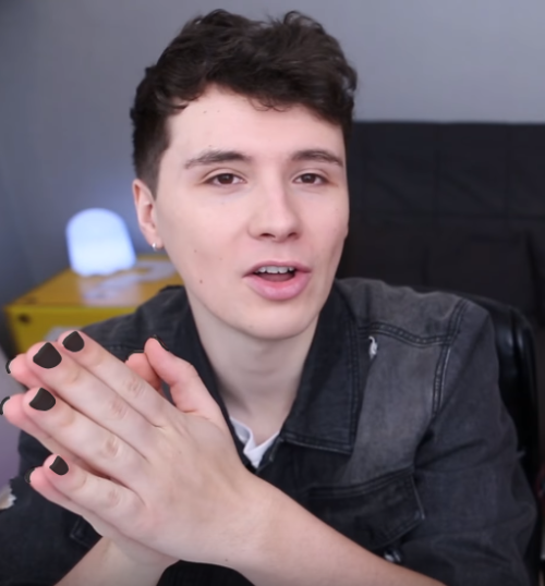 phan-toast:  phan-toast:Dan’s nails are looking prime™   so I thought this was necessary Here’s some Phil too because he’s as equally important and would look banging with painted nails