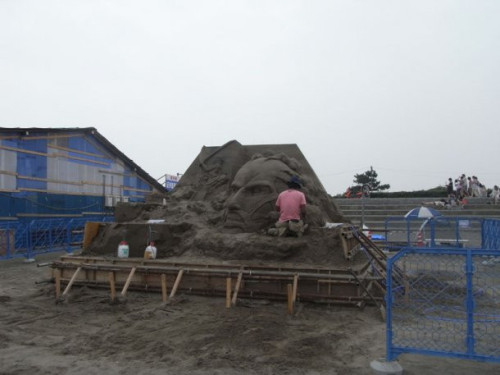 juriakimizu:  “Attack on Titan” Sand Sculpture Celebrates Release of Latest Manga Collection  With volume 11 of the Attack on Titan hitting Japan on August 9th, sand sculptor Hosaka Toshihiko ventured outside the walls on a trip to Enoshima