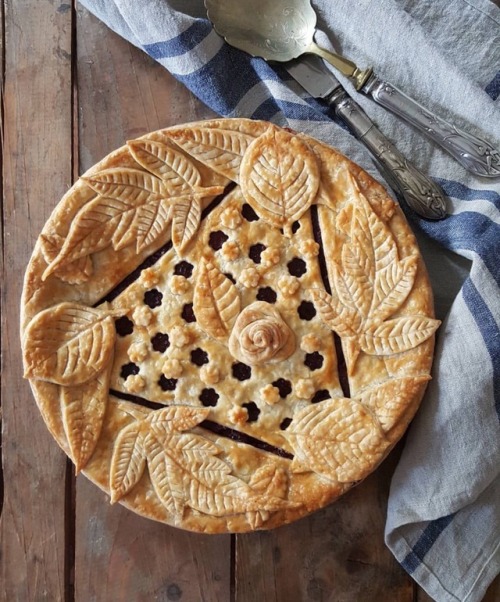 mothermoonie:Magical pies ✨ by karinprieffboschek @emissary-architect