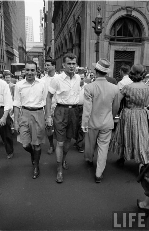 Bermuda shorts in the city(Lisa Larson. 1953)