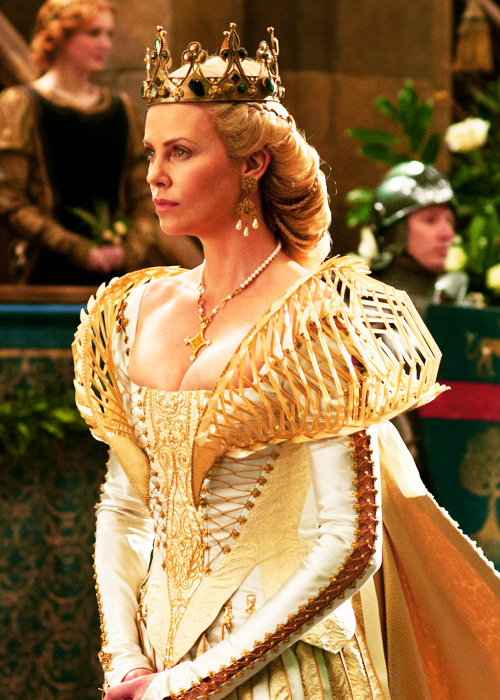 Queen Costume - Costume and Scenery Porn â€” Charlize Theron as Queen Ravenna in Snow White  and...