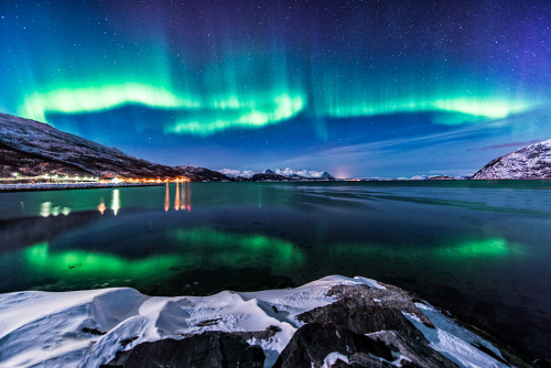 coincidentalsurprise:  Aurora on the rocks by *Trichardsen 