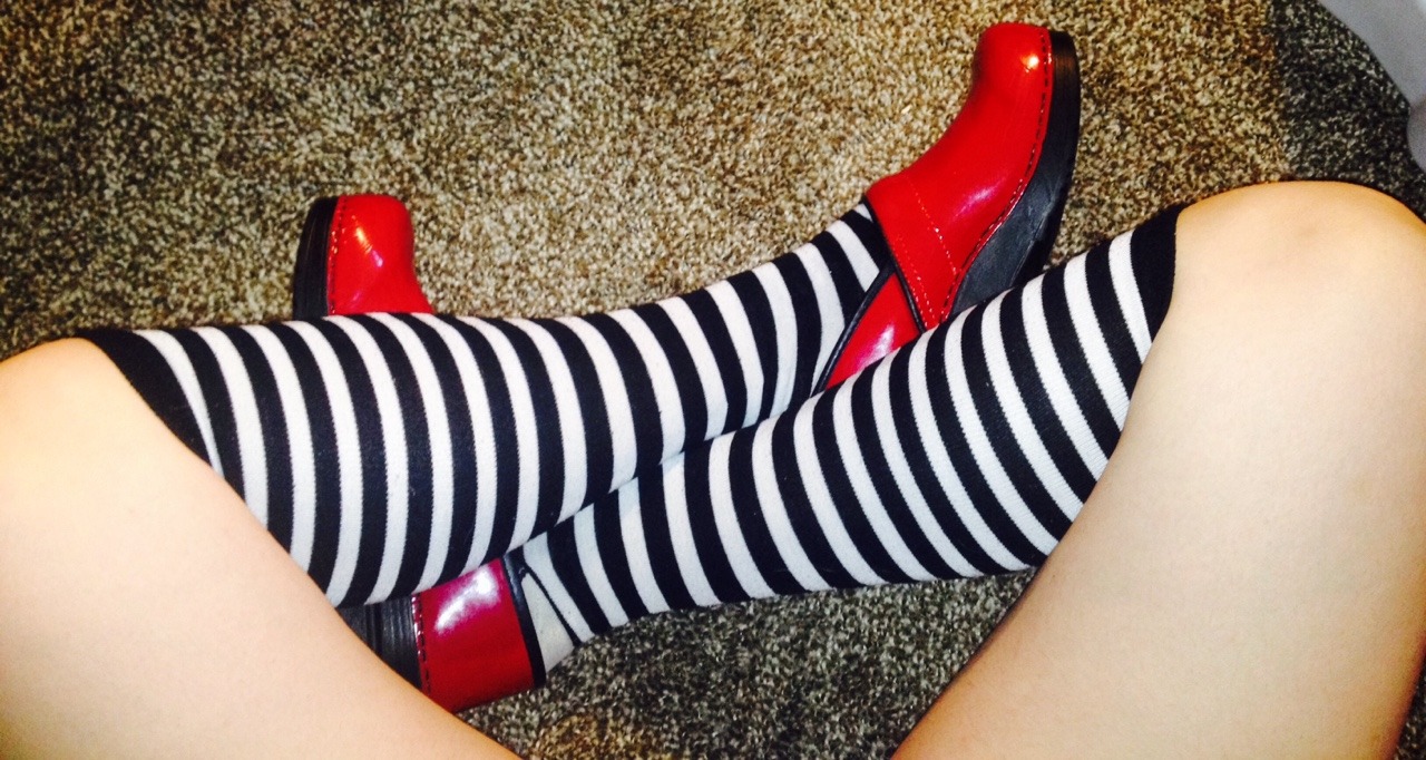 punkyprncss:  I love these socks with my shiny red shoes!!! 😍😍   * I like clicking