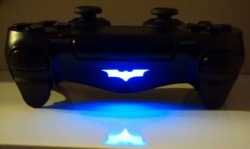 podernerd:  E é assim que o Batman joga PS4.Via 9Gag 