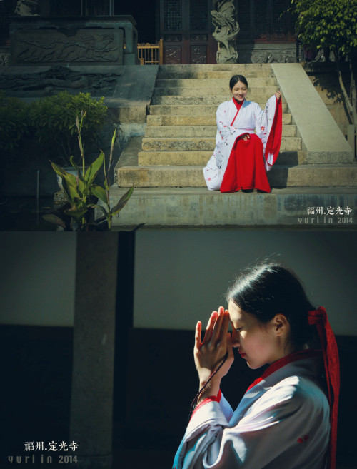 Girl wearing Hanfu            Dingguang Temple, Fuzhou