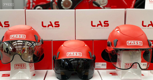 Italian design and Fassi red for the new helmet