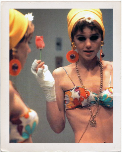 soychei:Andy Warhol and Edie Sedgwick ‘flowers’ (source)