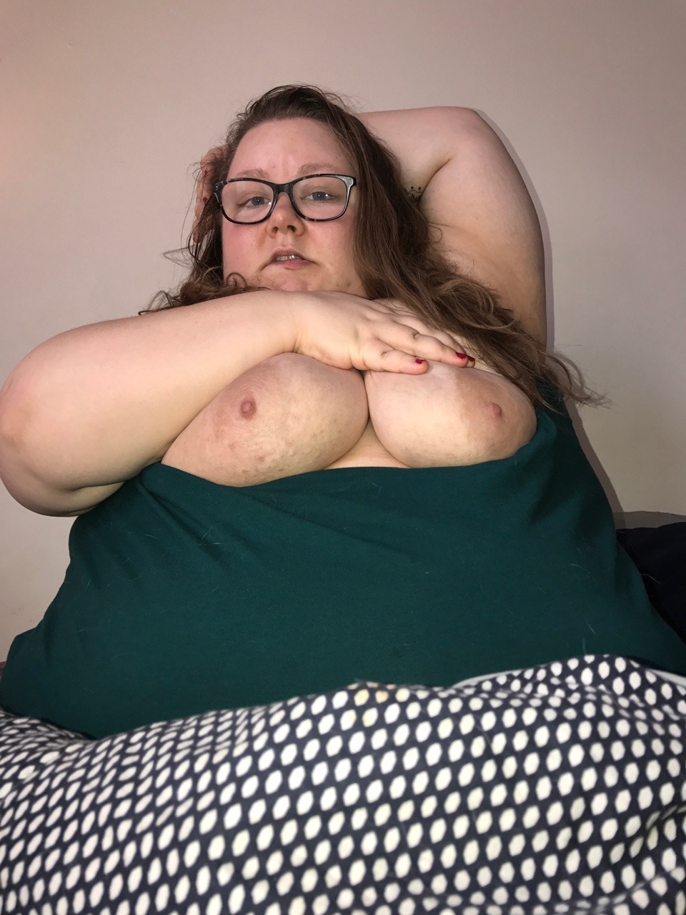 bigxgirlsxlovexsex:  One of my favorite colors to wear. I love how milky my skin